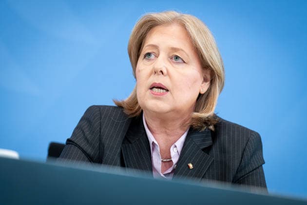Bärbel Bas, Bundesministerin Berlin, Bundeskanzleramt, Übergabe Bericht der Alterssicherungskommission , Bärbel Bas, Bundesministerin für Arbeit und Soziales Berlin Berlin GER *** Bärbel Bas, Federal Minister, Berlin, Federal Chancellery, Presentation of the Report by the Commission on Old-Age Security, Bärbel Bas, Federal Minister of Labor and Social Affairs, Berlin, Berlin, GER,detected_source_language