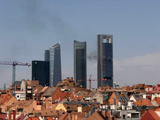 News Bilder des Tages (260623) -- MADRID, June 23, 2026 -- This photo taken on June 23, 2026 shows smoke rising from Torre Moeve tower in Madrid, Spain. A fire broke out at Madrid s Torre Moeve, the city s second-tallest tower, on Tuesday, with smoke seen rising from the skyscraper from multiple locations across the city. According to local media, Madrid s emergency services confirmed that people inside the building are being evacuated and that traffic in the surrounding area has been disrupted. The cause of the fire remains unknown. (Photo by Xinhua) Photo Flash Fire breaks out at Madrid s Torre Moeve tower ZhengxJiali 