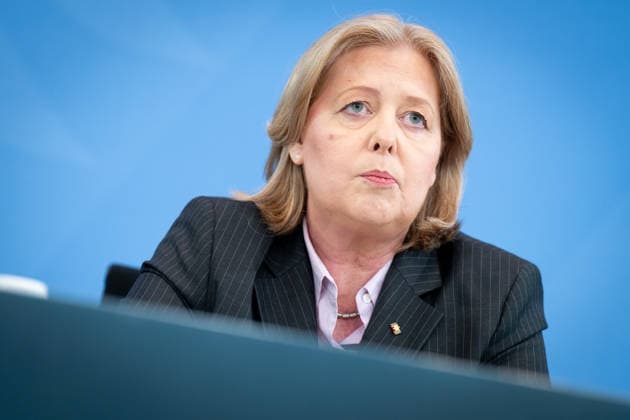 Bärbel Bas, Bundesministerin Berlin, Bundeskanzleramt, Übergabe Bericht der Alterssicherungskommission , Bärbel Bas, Bundesministerin für Arbeit und Soziales Berlin Berlin GER *** Bärbel Bas, Federal Minister, Berlin, Federal Chancellery, Presentation of the Report by the Commission on Old-Age Security, Bärbel Bas, Federal Minister of Labor and Social Affairs, Berlin, Berlin, GER,detected_source_language