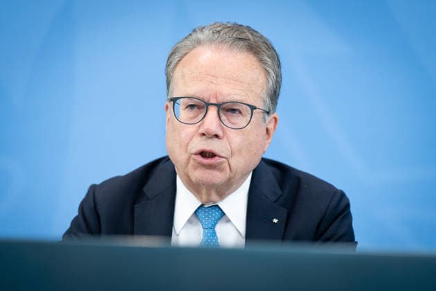 Bericht der Alterssicherungskommission , Pressekonferenz, Frank-Jürgen Weise Berlin, Bundeskanzleramt, Übergabe Bericht der Alterssicherungskommission , Pressekonferenz, Frank-Jürgen Weise Berlin Berlin GER *** Report of the Pension Security Commission, Press Conference, Frank Jürgen Weise, Berlin, Federal Chancellery, Presentation of the Report of the Pension Security Commission, Press Conference, Frank Jürgen Weise, Berlin, Berlin, GER,detected_source_language