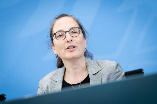 Bericht der Alterssicherungskommission , Constanze Janda Berlin, Bundeskanzleramt, Übergabe Bericht der Alterssicherungskommission , Constanze Janda Berlin Berlin GER *** Report of the Pension Security Commission, Constanze Janda, Berlin, Federal Chancellery, Presentation of the Report of the Pension Security Commission, Constanze Janda, Berlin, Berlin, GER,detected_source_language