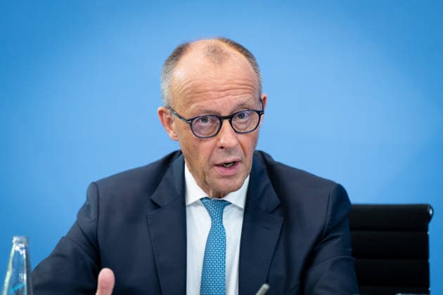 Bundeskanzler Friedrich Merz Berlin, Bundeskanzleramt, Übergabe Bericht der Alterssicherungskommission , Bundeskanzler Friedrich Merz Berlin Berlin GER *** Chancellor Friedrich Merz, Berlin, Federal Chancellery, Presentation of the Report by the Commission on Old-Age Security, Chancellor Friedrich Merz, Berlin, Berlin, GER,detected_source_language