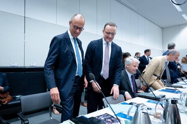 Bundestagsfraktion, CDU CSU Bundestag, Bundestagsfraktion, CDU CSU, Vorsitzender, Jens Spahn, CDU, Steffen Bilger, Erster Parlamentarischer Geschäftsführer, Friedrich Merz, Bundeskanzler Berlin Berlin GER *** Bundestag Parliamentary Group, CDU CSU Bundestag, Bundestag Parliamentary Group, CDU CSU, Chairman, Jens Spahn, CDU, Steffen Bilger, First Parliamentary Secretary, Friedrich Merz, Federal Chancellor Berlin Berlin GER,detected_source_language