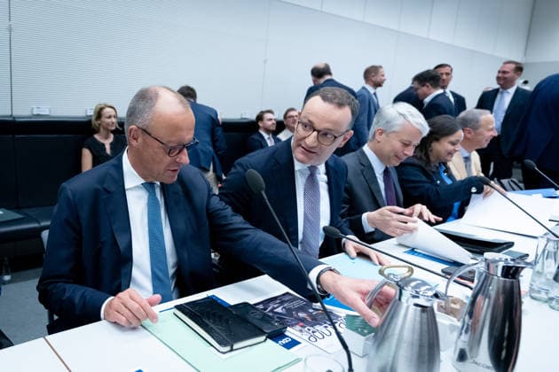 Bundestagsfraktion, CDU CSU Bundestag, Bundestagsfraktion, CDU CSU, Vorsitzender, Jens Spahn, CDU, Steffen Bilger, Erster Parlamentarischer Geschäftsführer, Friedrich Merz, Bundeskanzler Berlin Berlin GER *** Bundestag Parliamentary Group, CDU CSU Bundestag, Bundestag Parliamentary Group, CDU CSU, Chairman, Jens Spahn, CDU, Steffen Bilger, First Parliamentary Secretary, Friedrich Merz, Federal Chancellor Berlin Berlin GER,detected_source_language