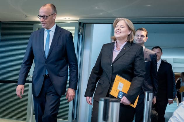 Bundeskanzler Friedrich Merz, Bärbel Bas, Bundesministerin Berlin, Bundeskanzleramt, Übergabe Bericht der Alterssicherungskommission , Bundeskanzler Friedrich Merz, Bärbel Bas, Bundesministerin für Arbeit und Soziales, Pressekonferenz Berlin Berlin GER *** Chancellor Friedrich Merz, Bärbel Bas, Federal Minister, Berlin, Federal Chancellery, Presentation of the Report by the Commission on Old-Age Security, Chancellor Friedrich Merz, Bärbel Bas, Federal Minister of Labor and Social Affairs, Press Conference, Berlin, Berlin, GER,detected_source_language