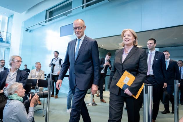 Bundeskanzler Friedrich Merz, Bärbel Bas, Bundesministerin Berlin, Bundeskanzleramt, Übergabe Bericht der Alterssicherungskommission , Bundeskanzler Friedrich Merz, Bärbel Bas, Bundesministerin für Arbeit und Soziales, Pressekonferenz Berlin Berlin GER *** Chancellor Friedrich Merz, Bärbel Bas, Federal Minister, Berlin, Federal Chancellery, Presentation of the Report by the Commission on Old-Age Security, Chancellor Friedrich Merz, Bärbel Bas, Federal Minister of Labor and Social Affairs, Press Conference, Berlin, Berlin, GER,detected_source_language