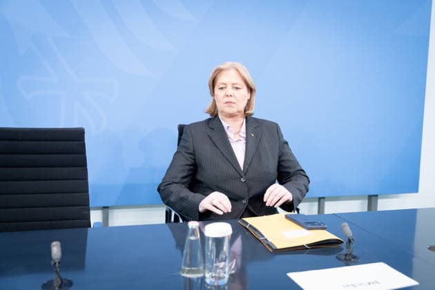 Bärbel Bas, Bundesministerin Berlin, Bundeskanzleramt, Übergabe Bericht der Alterssicherungskommission , Bärbel Bas, Bundesministerin für Arbeit und Soziales, Pressekonferenz Berlin Berlin GER *** Bärbel Bas, Federal Minister, Berlin, Federal Chancellery, Presentation of the Report by the Commission on Old-Age Security, Bärbel Bas, Federal Minister of Labor and Social Affairs, Press Conference, Berlin, Berlin, GER,detected_source_language