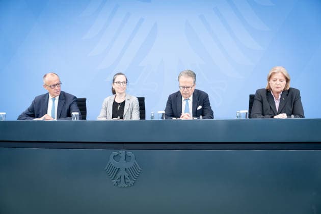 Bundeskanzler Friedrich Merz, Bärbel Bas, Bundesministerin Berlin, Bundeskanzleramt, Übergabe Bericht der Alterssicherungskommission , Bundeskanzler Friedrich Merz, Bärbel Bas, Bundesministerin für Arbeit und Soziales, Pressekonferenz, Frank-Jürgen Weise, Constanze Janda Berlin Berlin GER *** Chancellor Friedrich Merz, Bärbel Bas, Federal Minister for Berlin, Federal Chancellery, Presentation of the Report by the Commission on Old-Age Security, Chancellor Friedrich Merz, Bärbel Bas, Federal Minister of Labor and Social Affairs, Press Conference, Frank Jürgen Weise, Constanze Janda, Berlin, Berlin, GER,detected_source_language