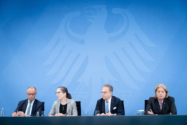 Bundeskanzler Friedrich Merz, Bärbel Bas, Bundesministerin Berlin, Bundeskanzleramt, Übergabe Bericht der Alterssicherungskommission , Bundeskanzler Friedrich Merz, Bärbel Bas, Bundesministerin für Arbeit und Soziales, Pressekonferenz, Frank-Jürgen Weise, Constanze Janda Berlin Berlin GER *** Chancellor Friedrich Merz, Bärbel Bas, Federal Minister for Berlin, Federal Chancellery, Presentation of the Report by the Commission on Old-Age Security, Chancellor Friedrich Merz, Bärbel Bas, Federal Minister of Labor and Social Affairs, Press Conference, Frank Jürgen Weise, Constanze Janda, Berlin, Berlin, GER,detected_source_language