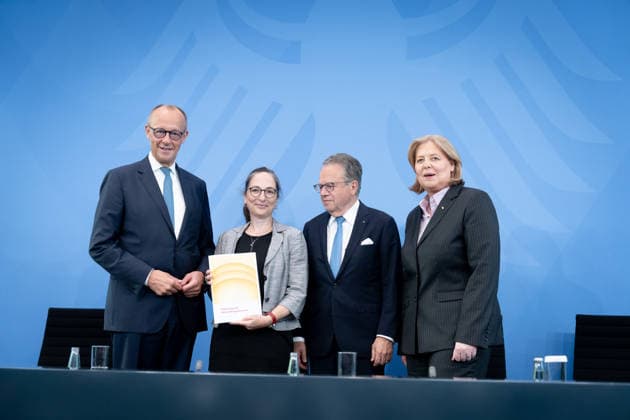 Bundeskanzler Friedrich Merz, Bärbel Bas, Bundesministerin Berlin, Bundeskanzleramt, Übergabe Bericht der Alterssicherungskommission , Bundeskanzler Friedrich Merz, Bärbel Bas, Bundesministerin für Arbeit und Soziales, Pressekonferenz, Frank-Jürgen Weise, Constanze Janda Berlin Berlin GER *** Chancellor Friedrich Merz, Bärbel Bas, Federal Minister for Berlin, Federal Chancellery, Presentation of the Report by the Commission on Old-Age Security, Chancellor Friedrich Merz, Bärbel Bas, Federal Minister of Labor and Social Affairs, Press Conference, Frank Jürgen Weise, Constanze Janda, Berlin, Berlin, GER,detected_source_language