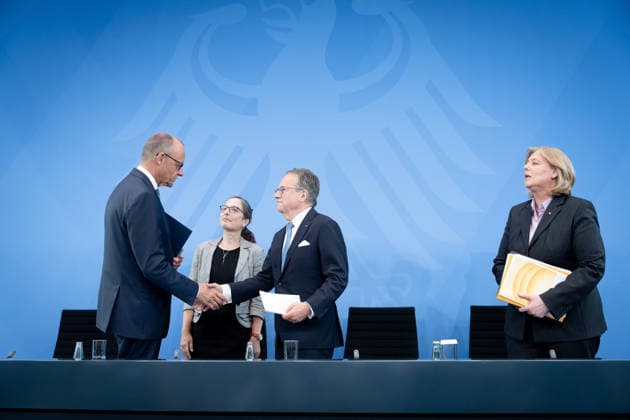 Bundeskanzler Friedrich Merz, Bärbel Bas, Bundesministerin Berlin, Bundeskanzleramt, Übergabe Bericht der Alterssicherungskommission , Bundeskanzler Friedrich Merz, Bärbel Bas, Bundesministerin für Arbeit und Soziales, Pressekonferenz, Frank-Jürgen Weise, Constanze Janda Berlin Berlin GER *** Chancellor Friedrich Merz, Bärbel Bas, Federal Minister for Berlin, Federal Chancellery, Presentation of the Report by the Commission on Old-Age Security, Chancellor Friedrich Merz, Bärbel Bas, Federal Minister of Labor and Social Affairs, Press Conference, Frank Jürgen Weise, Constanze Janda, Berlin, Berlin, GER,detected_source_language