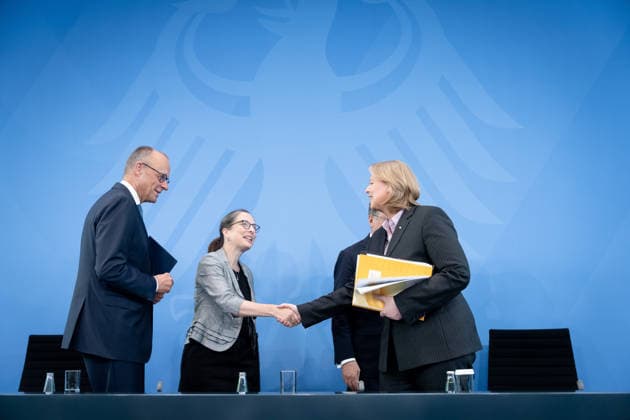 Bundeskanzler Friedrich Merz, Bärbel Bas, Bundesministerin Berlin, Bundeskanzleramt, Übergabe Bericht der Alterssicherungskommission , Bundeskanzler Friedrich Merz, Bärbel Bas, Bundesministerin für Arbeit und Soziales, Pressekonferenz, Frank-Jürgen Weise, Constanze Janda Berlin Berlin GER *** Chancellor Friedrich Merz, Bärbel Bas, Federal Minister for Berlin, Federal Chancellery, Presentation of the Report by the Commission on Old-Age Security, Chancellor Friedrich Merz, Bärbel Bas, Federal Minister of Labor and Social Affairs, Press Conference, Frank Jürgen Weise, Constanze Janda, Berlin, Berlin, GER,detected_source_language