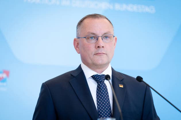 AfD, Tino Chrupalla Bundestag, Bundestagsfraktion, AfD, Pressestatement, Vorsitzender, Bundessprecher, Tino Chrupalla Berlin Berlin GER *** AfD, Tino Chrupalla, Bundestag, Bundestag parliamentary group, AfD, press statement, chairman, federal spokesperson, Tino Chrupalla, Berlin, Berlin, GER,detected_source_language