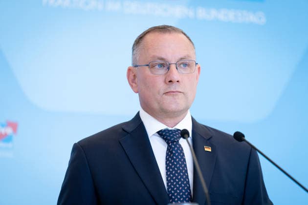 AfD, Tino Chrupalla Bundestag, Bundestagsfraktion, AfD, Pressestatement, Vorsitzender, Bundessprecher, Tino Chrupalla Berlin Berlin GER *** AfD, Tino Chrupalla, Bundestag, Bundestag parliamentary group, AfD, press statement, chairman, federal spokesperson, Tino Chrupalla, Berlin, Berlin, GER,detected_source_language
