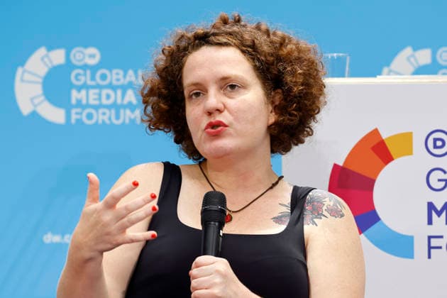 Journalistin Elif Akgül beim Deutsche Welle Global Media Forum 2026 unter dem Motto Journalism out loud im ehemaligen Plenarsaal des Bundestages im World Conference Center Bonn. Die Deutsche Welle ist der Auslandsrundfunk der Bundesrepublik Deutschland. Bonn, 23.06.2026 NRW Deutschland *** Journalist Elif Akgül at the Deutsche Welle Global Media Forum 2026, themed Journalism out loud, in the former plenary hall of the Bundestag at the World Conference Center Bonn. Deutsche Welle is the international broadcaster of the Federal Republic of Germany. Bonn, June 23, 2026, North Rhine-Westphalia, Germany,detected_source_language Copyright: xChristophxHardtx