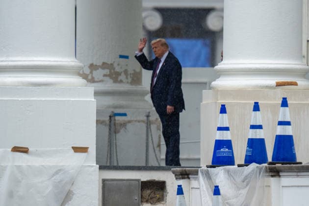 June 23, 2026, Washington, Dc, United States: President DONALD TRUMP departs the White House for a trip to Pennsylvania on June 23, 2026. The President paused briefly to examine the repairs underway to the North Portico columns at the White House. Washington United States  - ZUMAl312 20260623_znp_l312_005 Copyright: xAndrewxLeydenx