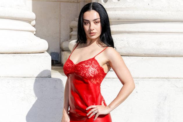 Charli XCX arrives at the second Saint Laurent Ready-to-Wear Men’s Spring Summer 2027 fashion show during Paris Fashion Week at the Bourse de Commerce Pinault Collection in Paris, France, on June 23, 2026. Olivier Borde, Bestimage. Celebrities await the Saint Laurent Men’s Spring Summer 2027 show as part of Paris Fashion Week on June 23, 2026, in Paris, France. Paris, France,detected_source_language  Copyright: xOLIVIERxBORDEx xBESTIMAGExOLIVIERxBORDEx xBESTIMAGEx