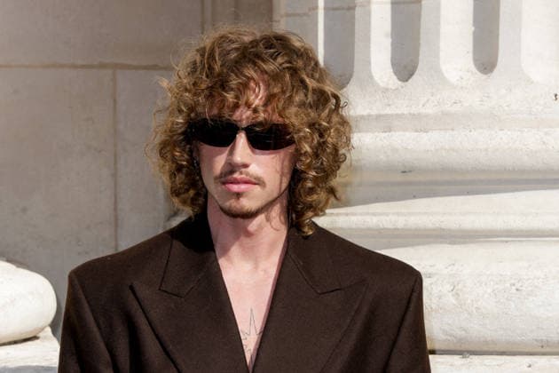 Jordan Huxhold at the end of the second Saint Laurent Ready-to-Wear Men’s Spring Summer 2027 fashion show during Paris Fashion Week at the Bourse de Commerce Pinault Collection in Paris, France, on June 23, 2026. Olivier Borde, Bestimage. Celebrities await the Saint Laurent Men’s Spring Summer 2027 show as part of Paris Fashion Week on June 23, 2026, in Paris, France. Paris, France,detected_source_language  Copyright: xOLIVIERxBORDEx xBESTIMAGExOLIVIERxBORDEx xBESTIMAGEx