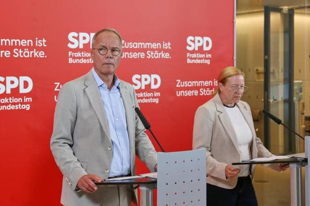 Berlin, Deutschland, 23.06.2026: Deutscher Bundestag: SPD-Fraktionssitzung: Matthias Miersch und Dagmar Schmidt, beide SPD, geben ein Pressestatement *** Berlin, Germany, June 23, 2026 German Bundestag SPD Caucus Meeting Matthias Miersch and Dagmar Schmidt, both members of the SPD, issue a press statement,detected_source_language Copyright: xdtsxNachrichtenagenturx dts_124660
