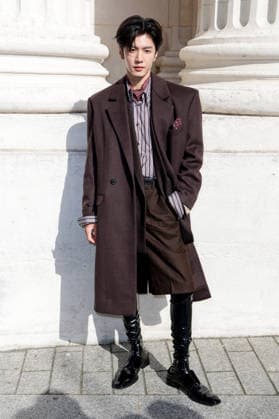 Chen Zheyuan at the end of the second Saint Laurent Ready-to-Wear Men’s Spring Summer 2027 fashion show during Paris Fashion Week at the Bourse de Commerce Pinault Collection in Paris, France, on June 23, 2026. Olivier Borde, Bestimage. Celebrities await the Saint Laurent Men’s Spring Summer 2027 show as part of Paris Fashion Week on June 23, 2026, in Paris, France. Paris, France,detected_source_language  Copyright: xOLIVIERxBORDEx xBESTIMAGExOLIVIERxBORDEx xBESTIMAGEx