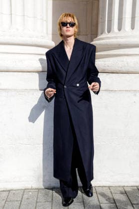 Martin Edwards at the end of the second Saint Laurent Ready-to-Wear Men’s Spring Summer 2027 fashion show during Paris Fashion Week at the Bourse de Commerce Pinault Collection in Paris, France, on June 23, 2026. Olivier Borde, Bestimage. Celebrities await the Saint Laurent Men’s Spring Summer 2027 show as part of Paris Fashion Week on June 23, 2026, in Paris, France. Paris, France,detected_source_language  Copyright: xOLIVIERxBORDEx xBESTIMAGExOLIVIERxBORDEx xBESTIMAGEx