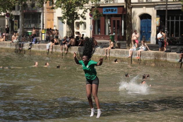 Parisians cool off at Canal Saint-Martin during heatwave PARIS, FRANCE - JUNE 23: People swim at Canal Saint-Martin to cool off during heatwave in Paris, France on June 23, 2026. Mohamad Salaheldin Abdelghani Alsayed Anadolu Paris France. Editorial use only. Please get in touch for any other usage.  Copyright: x2026xAnadoluxMohamadxSalaheldinxAbdelghanixAlsayedx