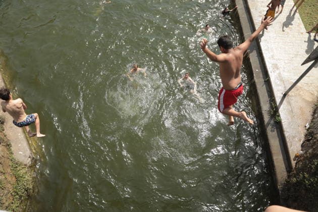 Parisians cool off at Canal Saint-Martin during heatwave PARIS, FRANCE - JUNE 23: People swim at Canal Saint-Martin to cool off during heatwave in Paris, France on June 23, 2026. Mohamad Salaheldin Abdelghani Alsayed Anadolu Paris France. Editorial use only. Please get in touch for any other usage.  Copyright: x2026xAnadoluxMohamadxSalaheldinxAbdelghanixAlsayedx