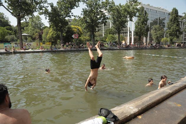 Parisians cool off at Canal Saint-Martin during heatwave PARIS, FRANCE - JUNE 23: People swim at Canal Saint-Martin to cool off during heatwave in Paris, France on June 23, 2026. Mohamad Salaheldin Abdelghani Alsayed Anadolu Paris France. Editorial use only. Please get in touch for any other usage.  Copyright: x2026xAnadoluxMohamadxSalaheldinxAbdelghanixAlsayedx