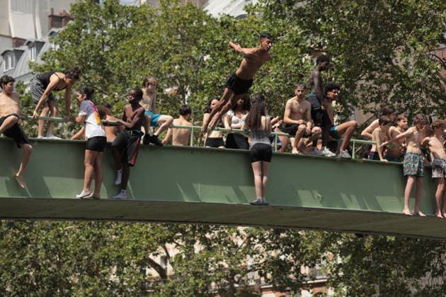 Parisians cool off at Canal Saint-Martin during heatwave PARIS, FRANCE - JUNE 23: People swim at Canal Saint-Martin to cool off during heatwave in Paris, France on June 23, 2026. Mohamad Salaheldin Abdelghani Alsayed Anadolu Paris France. Editorial use only. Please get in touch for any other usage.  Copyright: x2026xAnadoluxMohamadxSalaheldinxAbdelghanixAlsayedx