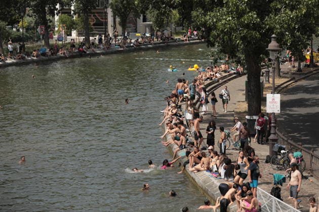 Parisians cool off at Canal Saint-Martin during heatwave PARIS, FRANCE - JUNE 23: People swim at Canal Saint-Martin to cool off during heatwave in Paris, France on June 23, 2026. Mohamad Salaheldin Abdelghani Alsayed Anadolu Paris France. Editorial use only. Please get in touch for any other usage.  Copyright: x2026xAnadoluxMohamadxSalaheldinxAbdelghanixAlsayedx