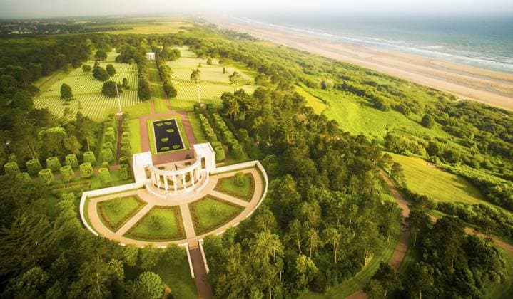 Luftaufnahme der dramatischen Küste der Normandie mit dem Denkmal für tote amerikanische Soldaten auf dem Friedhof von Omaha aus dem Zweiten Weltkrieg. Frankreich Aerial view to dramatic normandy coast with memorial to dead american soldiers of WW2.Omaha cemetery. France Copyright: imageBROKER EvaldasxMikoliunas ibxemi16979964.jpg