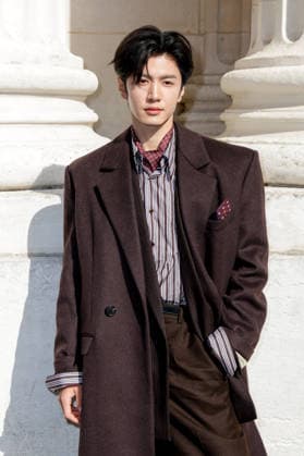 Chen Zheyuan at the end of the second Saint Laurent Ready-to-Wear Men’s Spring Summer 2027 fashion show during Paris Fashion Week at the Bourse de Commerce Pinault Collection in Paris, France, on June 23, 2026. Olivier Borde, Bestimage. Celebrities await the Saint Laurent Men’s Spring Summer 2027 show as part of Paris Fashion Week on June 23, 2026, in Paris, France. Paris, France,detected_source_language  Copyright: xOLIVIERxBORDEx xBESTIMAGExOLIVIERxBORDEx xBESTIMAGEx