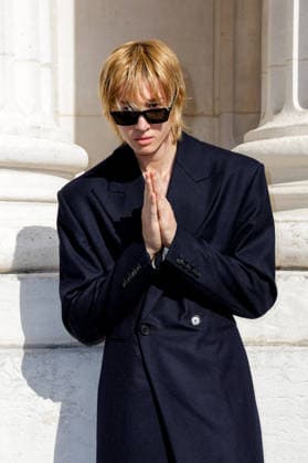 Martin Edwards at the end of the second Saint Laurent Ready-to-Wear Men’s Spring Summer 2027 fashion show during Paris Fashion Week at the Bourse de Commerce Pinault Collection in Paris, France, on June 23, 2026. Olivier Borde, Bestimage. Celebrities await the Saint Laurent Men’s Spring Summer 2027 show as part of Paris Fashion Week on June 23, 2026, in Paris, France. Paris, France,detected_source_language  Copyright: xOLIVIERxBORDEx xBESTIMAGExOLIVIERxBORDEx xBESTIMAGEx