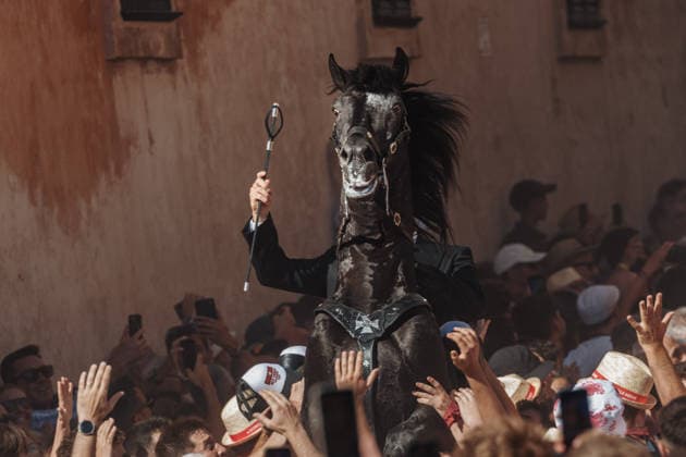 News Bilder des Tages June 23, 2026, Ciutadella, Menorca Balearic Islands, Spain: A caixer (horse rider) rears up on his horse surrounded by a cheering crowd during the Caragol des Born parade on the eve of the traditional Sant Joan (Saint John) festival in Ciutadella de Menorca Ciutadella Spain - ZUMAo105 20260623_fap_o105_003 Copyright: xMatthiasxOesterlex