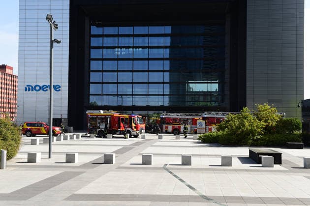 Madrids Moeve Tower Evacuated Due to a Fire Inside the Building Several fire crews are outside the Moeve Tower on June 23, 2026, in Madrid, Spain. An explosion on a middle floor of the Moeve Tower—one of Madrid’s four towers—forced the evacuation of the building this afternoon and produced a large column of smoke. According to initial reports, no injuries have been reported, and the fire is now under control. Firefighters, National Police, and SAMUR personnel are on the scene. The incident occurred around 5  Copyright: xGustavoxValientex 7618073