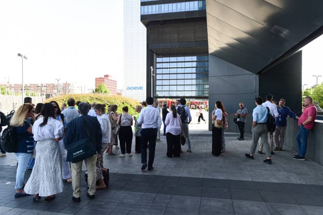 Madrids Moeve Tower Evacuated Due to a Fire Inside the Building Several people outside the Moeve Tower on June 23, 2026, in Madrid, Spain. An explosion on a middle floor of the Moeve Tower—one of Madrid’s four towers—forced the evacuation of the building this afternoon and produced a large column of smoke. According to initial reports, no injuries have been reported, and the fire is now under control. Firefighters, National Police, and Samur personnel are on the scene. The incident occurred around 5  Copyright: xGustavoxValientex 7618074