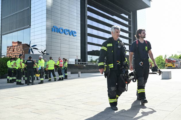 Madrids Moeve Tower Evacuated Due to a Fire Inside the Building Several emergency services are on the scene outside the Moeve Tower, on June 23, 2026, in Madrid, Spain. An explosion on a middle floor of the Moeve Tower—one of Madrid’s four towers—forced the evacuation of the building this afternoon and produced a large plume of smoke. According to initial reports, no injuries have been reported, and the fire is now under control. Firefighters, National Police, and Samur personnel are on the scene. The incident occurred around 5  Copyright: xGustavoxValientex 7618069
