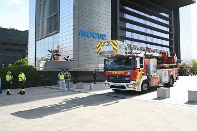 Madrids Moeve Tower Evacuated Due to a Fire Inside the Building Several emergency services are on the scene outside the Moeve Tower, on June 23, 2026, in Madrid, Spain. An explosion on a middle floor of the Moeve Tower—one of Madrid’s four towers—forced the evacuation of the building this afternoon and produced a large plume of smoke. According to initial reports, no injuries have been reported, and the fire is now under control. Firefighters, National Police, and Samur personnel are on the scene. The incident occurred around 5  Copyright: xGustavoxValientex 7618070
