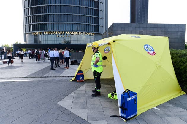 Madrids Moeve Tower Evacuated Due to a Fire Inside the Building Several emergency services are on the scene outside the Moeve Tower, on June 23, 2026, in Madrid, Spain. An explosion on a middle floor of the Moeve Tower—one of Madrid’s four towers—forced the evacuation of the building this afternoon and produced a large plume of smoke. According to initial reports, no injuries have been reported, and the fire is now under control. Firefighters, National Police, and Samur personnel are on the scene. The incident occurred around 5  Copyright: xGustavoxValientex 7618071