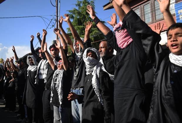 Shia Mourners Participate in Seventh-Day Procession in Srinagar SRINAGAR, JAMMU AND KASHMIR, INDIA JUNE 23: A Kashmiri Shia Muslim mourner shouts religious slogans and beats his chest while holding flags during a Muharram procession in the Rainawari area of Srinagar, Jammu and Kashmir, India, on June 23, 2026. On this day in 61 AH, the Umayyad army under Yazid imposed a strict embargo, completely cutting off Imam Husayn™s camp from the water of the Euphrates River. The day is also widely commemorated by many Shia Muslims as the martyrdom anniversary of Hazrat Qasim (A.S.). Srinagar India Copyright: x xDanishxShowkatx xJNAxPressx