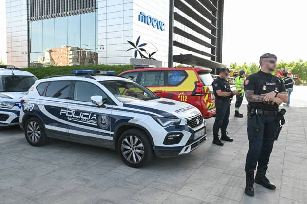 Madrids Moeve Tower Evacuated Due to a Fire Inside the Building Several emergency services are on the scene outside the Moeve Tower, June 23, 2026, in Madrid, Spain. An explosion on a middle floor of the Moeve Tower—one of Madrid’s four towers—forced the evacuation of the building this afternoon and produced a large column of smoke. According to initial reports, no injuries have been reported, and the fire is now under control. Firefighters, National Police, and Samur personnel are on the scene. The incident occurred around 5  Copyright: xGustavoxValientex 7618075