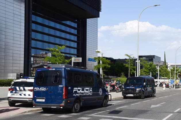 The Moeve Tower in Madrid Evacuated Due to a Fire Inside the Building Several police units are stationed outside the Moeve Tower on June 23, 2026, in Madrid, Spain. An explosion on an intermediate floor of the Moeve Tower—one of Madrid’s four towers—forced the evacuation of the building this afternoon and produced a large column of smoke. According to initial reports, no injuries have been reported, and the fire is now under control. Firefighters, National Police, and SAMUR personnel are on the scene. The incident occurred around 5  Copyright: xGustavoxValientex 7618077
