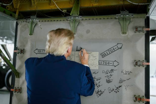June 23, 2026, Clinton, Md, United States of America: U.S. President Donald Trump autographs the former Qatari Royal Family Boeing 747-8 airliner, now refurbished as Air Force One at the Presidential Airlift Group hangar at Joint Base Andrews, June 19, 2026 in Clinton, Maryland. The aircraft was gifted to President Donald Trump by the House of Thani is officially U.S Air Force VC-25B Bridge aircraft replacing Air Force One after final testing. Clinton United States of America - ZUMAp138 20260623_zaa_p138_006 Copyright: xDanielxTorok WhitexHousex