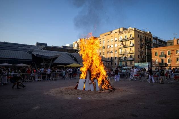 Celebration of the traditional Sant Joan festival in Barcelona A bonfire during the celebration of the traditional Sant Joan festival, on June 23, 2026, in Barcelona, Catalonia, Spain. This iconic folk festival, characterized by bonfires, the setting off of firecrackers, and family and neighborhood gatherings to eat the traditional coca, brings together thousands of Barcelona residents in the streets, the city’s squares and beaches to celebrate the shortest night of the year and welcome the summer solstice in a festive atmosphere marked by the arrival of the Flame of Canigó. Lorena Sopê BARCELONA SPAIN BARCELONA SPAIN SPAIN,detected_source_language  Copyright: xLorenaxSopÃªnax 7618136