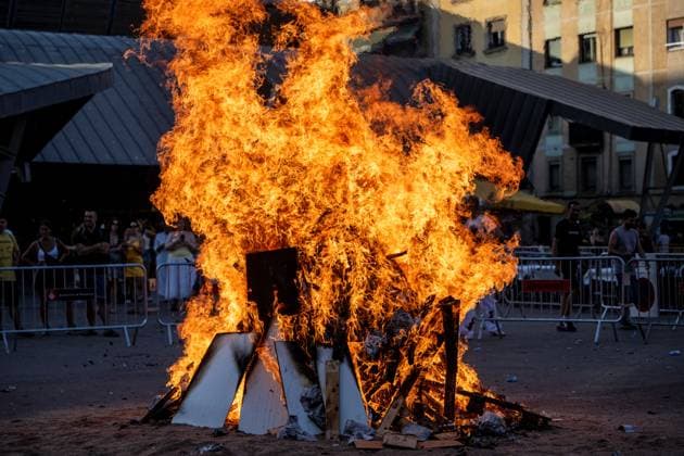 Celebration of the traditional Sant Joan festival in Barcelona A bonfire during the celebration of the traditional Sant Joan festival, on June 23, 2026, in Barcelona, Catalonia, Spain. This iconic folk festival, characterized by bonfires, the setting off of firecrackers, and family and neighborhood gatherings to eat the traditional coca, brings thousands of Barcelona residents together in the streets, the city’s squares and beaches to celebrate the shortest night of the year and welcome the summer solstice in a festive atmosphere marked by the arrival of the Flame of Canigó. Lorena Sopê BARCELONA SPAIN BARCELONA SPAIN SPAIN,detected_source_language  Copyright: xLorenaxSopÃªnax 7618146