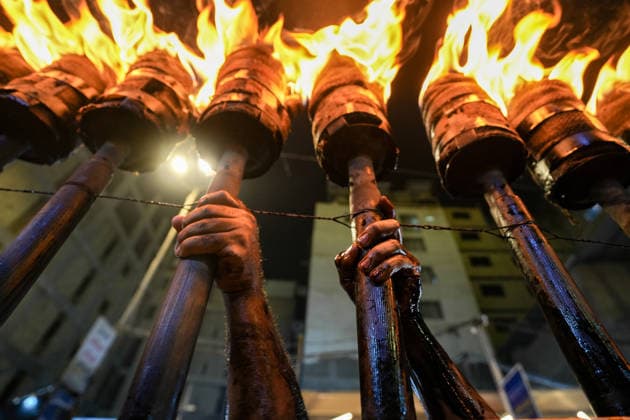 News Bilder des Tages Muharram mourning ceremonies held across Iraq NAJAF, IRAQ - JUNE 23: Pilgrims hold torches as they participate in a mourning ceremony near the Imam Ali Shrine during Muharram events in Najaf, Iraq on June 23, 2026. Participants commemorated Prophet Muhammad s grandson Imam Hussein and his 72 companions, who were martyred in Karbala. Karar Essa Anadolu Najaf Iraq. Editorial use only. Please get in touch for any other usage.  Copyright: x2026xAnadoluxKararxEssax