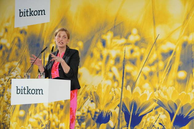 Berlin, bitkom Sommerfest Veranstaltung im Hamburger Bahnhof Berlin GER, Berlin, 20260623, Veranstaltung von bitkom, beim Hamburger Bahnhof, Sommerfest, mit Ministerin Karin Prien, für Bildung, Familie, Senioren, Frauen und Jugend, *** Event at the Hamburger Bahnhof Berlin GER, Berlin, June 23, 2026, organized by bitkom, at the Hamburger Bahnhof, summer festival, featuring Minister Karin Prien, Minister for Education, Family, Senior Citizens, Women, and Youth,,detected_source_language