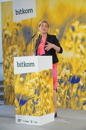Berlin, bitkom Sommerfest Veranstaltung im Hamburger Bahnhof Berlin GER, Berlin, 20260623, Veranstaltung von bitkom, beim Hamburger Bahnhof, Sommerfest, mit Ministerin Karin Prien, für Bildung, Familie, Senioren, Frauen und Jugend, *** Event at the Hamburger Bahnhof Berlin GER, Berlin, June 23, 2026, organized by bitkom, at the Hamburger Bahnhof, summer festival, featuring Minister Karin Prien, Minister for Education, Family, Senior Citizens, Women, and Youth,,detected_source_language