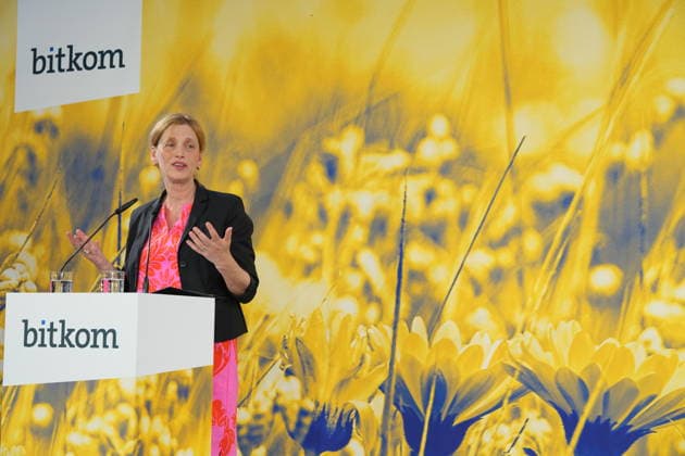 Berlin, bitkom Sommerfest Veranstaltung im Hamburger Bahnhof Berlin GER, Berlin, 20260623, Veranstaltung von bitkom, beim Hamburger Bahnhof, Sommerfest, mit Ministerin Karin Prien, für Bildung, Familie, Senioren, Frauen und Jugend, *** Event at the Hamburger Bahnhof Berlin GER, Berlin, June 23, 2026, organized by bitkom, at the Hamburger Bahnhof, summer festival, featuring Minister Karin Prien, Minister for Education, Family, Senior Citizens, Women, and Youth,,detected_source_language