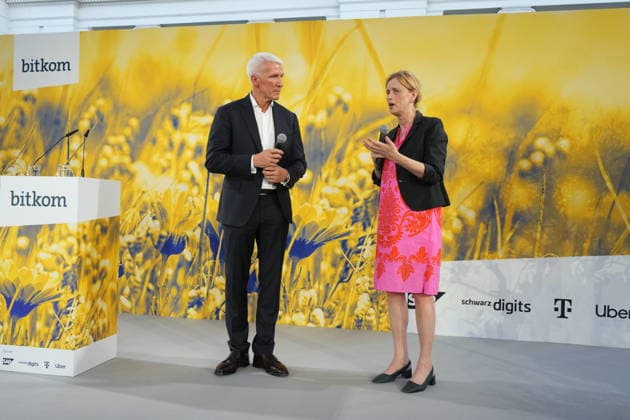 Berlin, bitkom Sommerfest Veranstaltung im Hamburger Bahnhof Berlin GER, Berlin, 20260623, Veranstaltung von bitkom, beim Hamburger Bahnhof, Sommerfest, mit dem Präsident Ralf Wintergerst, eingetragener Verein, mit Ministerin Karin Prien, für Bildung, Familie, Senioren, Frauen und Jugend, erhält einen Kompass *** Event at the Hamburger Bahnhof Berlin GER, Berlin, June 23, 2026; organized by bitkom at the Hamburger Bahnhof; summer festival; featuring President Ralf Wintergerst; registered association; with Minister Karin Prien, Minister of Education, Family, Senior Citizens, Women, and Youth; receives a compass,detected_source_language